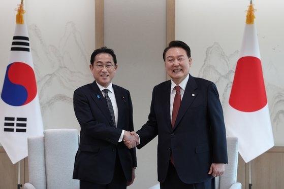 ７日、１泊２日の日程で韓国を訪問した岸田文雄首相とソウル龍山（ヨンサン）大統領室で握手する尹錫悦（ユン・ソクヨル）大統領。［写真　大統領室］