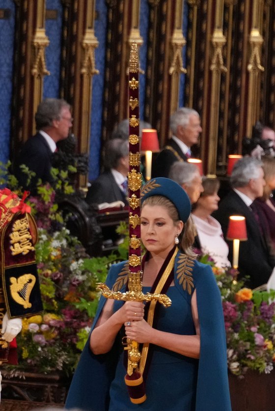 宝剣を持ったペニー・モーダント枢密院議長（写真　AP）