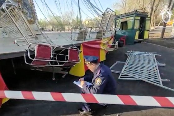 ロシアの遊具が倒壊する現場（写真　タス通信）