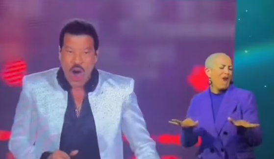 ＢＢＣ放送の手話通訳者がポップスターのライオネル・リッチーの英国戴冠式祝賀公演を手話通訳している。［写真　ツイッター　キャプチャー］