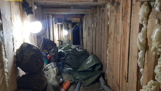 犯行グループが掘ったトンネル内部。［写真　大田（テジョン）警察庁］