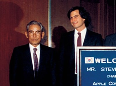 １９８３年１１月、ソウルのサムスン本館で会ったサムスン電子の李秉チョル創業会長（左）と当時２８歳のスティーブ・ジョブズ（右）。［写真　サムスン電子］