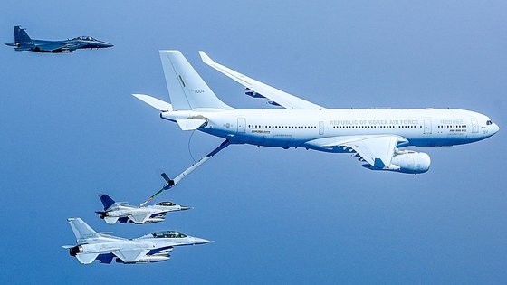 韓国空軍のＫＣ３３０空中給油機がＫＦ１６戦闘機に空中給油を実施している場面。［写真　韓国空軍］