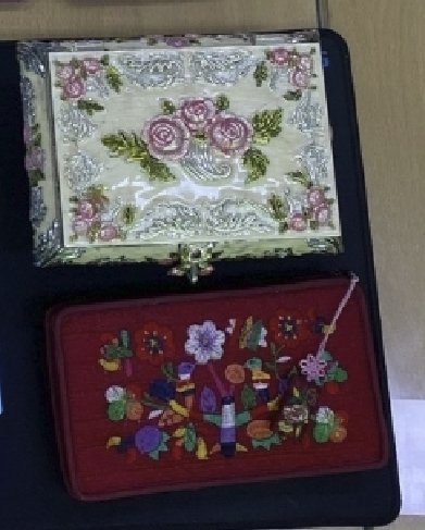 Ａは宝石店から盗んだ宝石箱に名刺だけが敷き詰められているのを見て道路ガードレール越しにこれを投げ捨てたという。Ａが捨てた宝石箱と財布。［写真　議政府（ウィジョンブ）警察署］