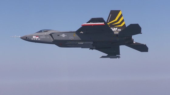 ３月２８日、韓国型戦闘機「ボラメ（ＫＦ－２１）」が空対空武装分離試験と空中機銃発射試験を成功裏に終えた。［写真　韓国防衛事業庁］