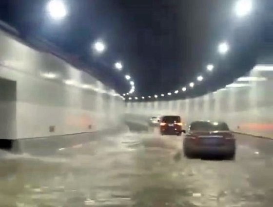開通から半月で水浸しになった中国・大連湾海底トンネル。［写真　微博］
