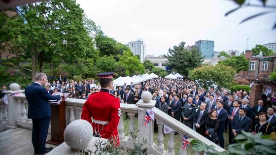 ３日に開かれた英国王戴冠式および修交１４０周年記念行事に朴振（パク・ジン）外交部長官をはじめ数百人が参加した。　［写真提供　在韓英国大使館ホン・シウォン広報官]