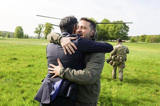ウクライナのゼレンスキー大統領を歓迎するスナク英首相　［スナク英首相　ツイッター　キャプチャー］