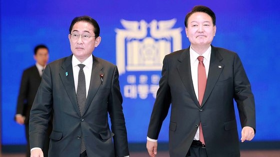 尹錫悦大統領と１泊２日の日程で韓国を訪れた日本の岸田文雄首相が７日、ソウル龍山（ヨンサン）大統領室庁舎で共同記者会見を終えた後、並んで歩いている。［写真　大統領室］