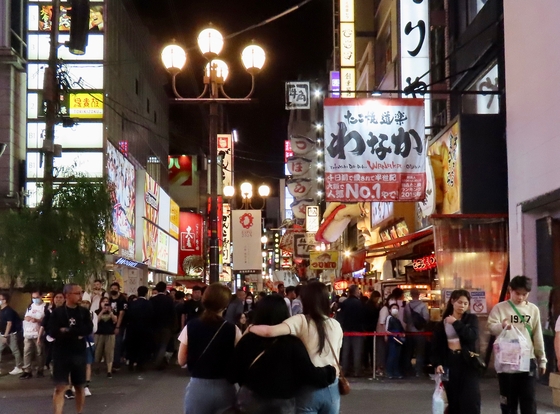 大阪・道頓堀ネオン街に向かう１９９７年生まれの韓国人３人。左からパク・ソヒョンさん、シン・ミヒさん、キム・ヘインさん。キム・ホンジュン記者