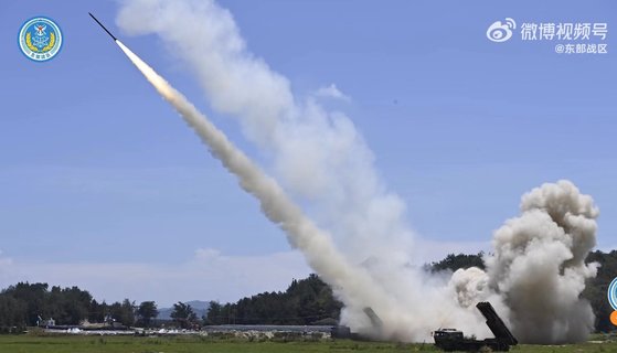 中国人民解放軍が２０２２年８月４日、台湾海峡に向かって長距離ロケット砲を撃っている。［写真　中国東部戦区の微博］