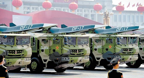 中国建国７０周年軍事パレードに登場した東風１７弾道ミサイル部隊　。［写真　新華社＝聯合ニュース］