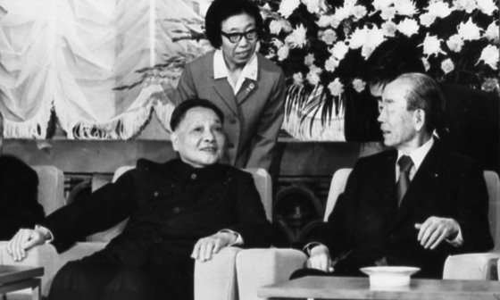 １９７８年に来日した鄧小平が福田康夫首相と会談している。［中央フォト］