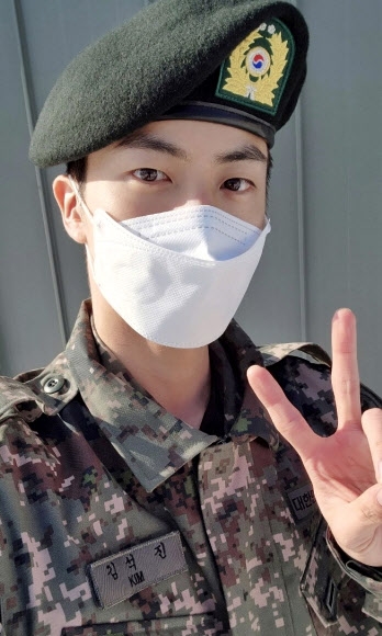 ＢＴＳのＪＩＮの軍服姿［写真　Ｗｅｖｅｒｓｅ］