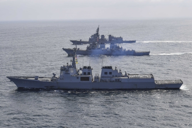 韓米海軍と日本海上自衛隊のイージス駆逐艦が１７日、東海（トンヘ、日本名・日本海）公海上で、高度化する北朝鮮の核・ミサイル脅威に対応するための韓日米海上ミサイル防衛訓練をしている。　［写真　海軍提供］