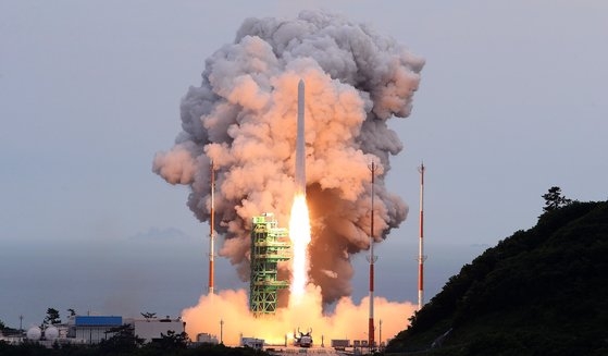 韓国が独自技術で開発した韓国型発射体「ヌリ号」が２５日午後６時２４分、全羅南道高興郡（チョルラナムド・コフングン）の羅老（ナロ）宇宙センターから宇宙に向かって力強く打ち上げられた。今回のヌリ号３回目の打ち上げは、次世代小型衛星２号機１基のほかキューブサット７基など実用級の衛星を搭載して打ち上げられた初の事例だ。飛行時間は１８分５８秒だった。［写真　韓国航空宇宙研究院］