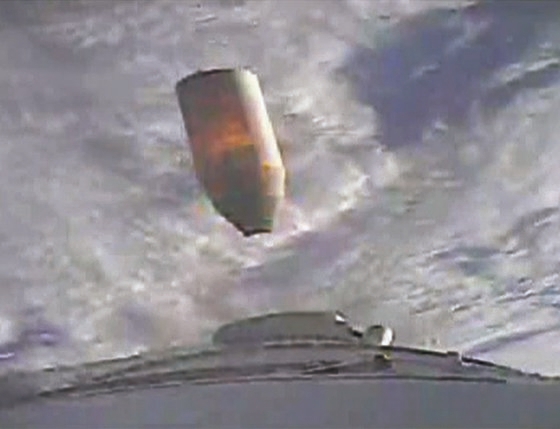 ２５日午後、全南高興郡の羅老宇宙センターで打ち上げられたヌリ号に搭載されたカメラで撮影された映像のうち２段目ロケット分離直後の場面。　［写真　韓国航空宇宙研究院］