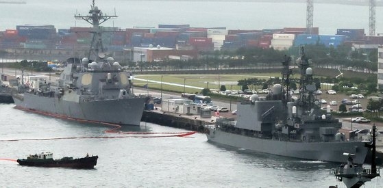 ２９日、日本海上自衛隊護衛艦「はまぎり」（右）が多国籍訓練に参加するために自衛艦旗を掲揚して釜山（プサン）海軍作戦基地に入港した。ソン・ボングン記者