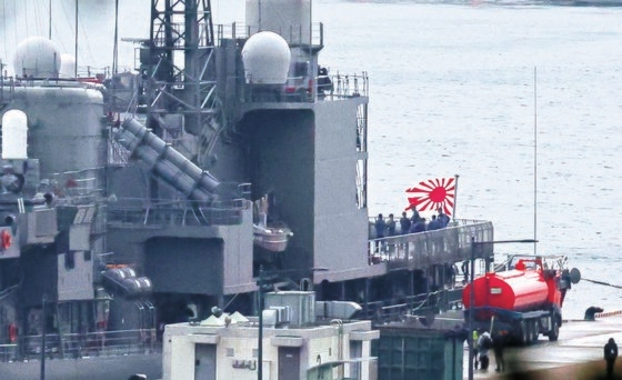 日本海上自衛隊の護衛艦「はまぎり」が２９日午前、多国籍訓練に参加するため、旭日旗の一種である自衛艦旗を掲揚して釜山（プサン）海軍作戦基地に入港した。韓国政府が主催する多国籍訓練（イースタン・エンデバー２３）は、韓国、日本、米国、オーストラリアなどが参加する中、３１日に済州（チェジュ）東南の公海で開かれる。ソン・ボンギュン記者