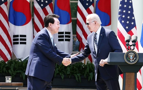 先月２６日（現地時間）、米国を国賓訪問した尹錫悦（ユン・ソクヨル）大統領とバイデン大統領がワシントンＤＣのホワイトハウスで韓米首脳会談を行った後、挨拶をしている。カン・ジョンヒョン記者