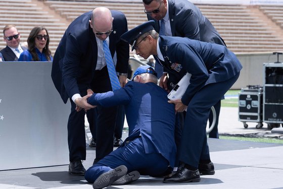 米空軍士官学校卒業式会場で倒れ込むバイデン大統領。［ＡＦＰ＝聯合ニュース］
