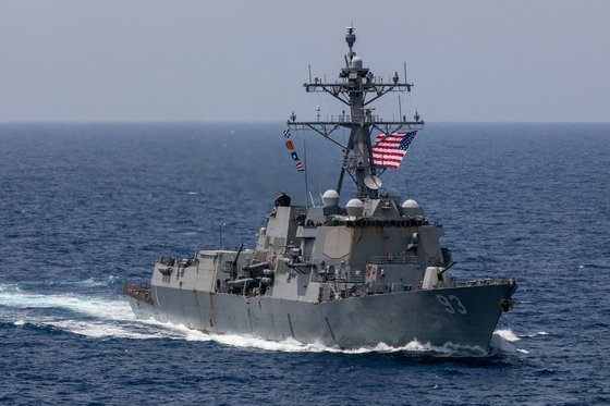 今年２月、米国海軍のアーレイ・バーク級ミサイル駆逐艦「ＵＳＳチャン＝フー」（ＤＤＧ　９３）がニミッツ空母と共に南シナ海を航海している。［写真　米海軍］