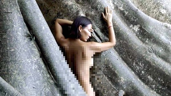 バリの神聖な樹の下で写真を取って批判を受けた４０代のロシア人女性。［写真　インスタグラム　キャプチャー］