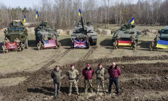 ３月にウクライナ軍当局がソーシャルメディア（ＳＮＳ）に西側から支援される戦車と装甲車などの軍装備を紹介した。各装備の前に英国、米国など西側諸国の国旗が揚げられている。［ツイッター　キャプチャー］