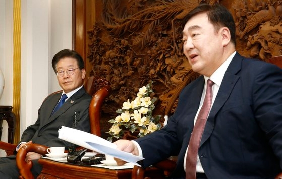 邢海明駐韓中国大使が８日午後にソウル中国大使官邸で「共に民主党」の李在明代表と夕食をともにしている。キム・ヒョンドン記者