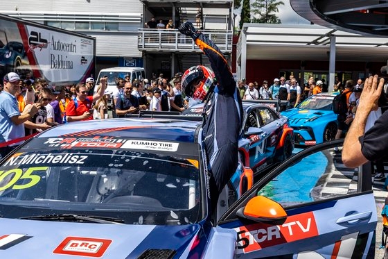 ９－１１日に開催された「２０２３ＴＣＲワールドツアー」イタリア大会で決勝レースを終えたＢＲＣヒョンデＮスクアドラ・コルセ所属のノルベルト・ミケリス。　写真＝ヒョンデ（現代自動車）グループ