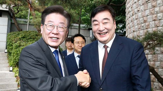 韓国野党代表と握手する中国の邢海明駐韓大使。キム・ヒョンドン記者