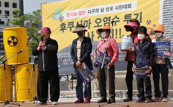 ４月２０日、釜山（プサン）駅広場で機張郡（キジャングン）の海女と市民団体などが福島汚染水放流反対集会を開いている。ソン・ボングン記者