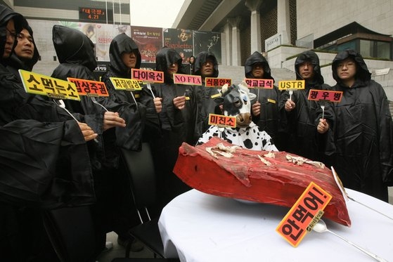 韓国市民団体「環境運動連合」所属メンバーが２００８年、光化門（クァンファムン）前で米国産牛肉の輸入反対を叫ぶパフォーマンスを行っている。環境運動連合は、現在福島原発汚染水海洋放流に反対する「日本放射性汚染水放流阻止共同行動」を主導している団体でもある。中央フォト