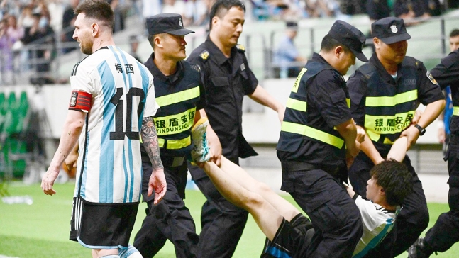 手足をつかまれて競技場の外に連れ出される中国サッカーファン　［写真＝聯合ニュース／ＡＦＰ］