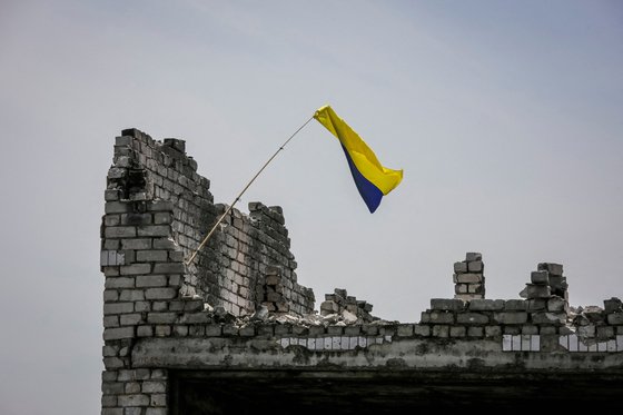 ウクライナが奪還した村に掲げられたウクライナの旗。［写真　ロイター＝聯合ニュース］