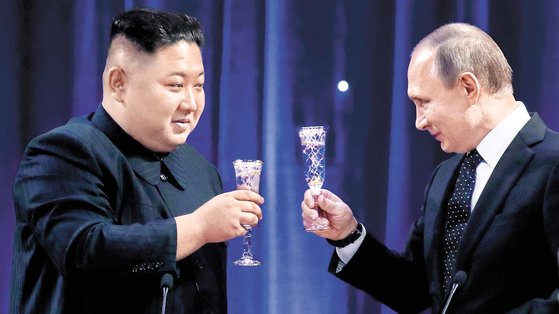 金正恩委員長とプーチン大統領の乾杯の場面／Ｖａｌｅｒｙ　Ｓｈａｒｉｆｕｌｉｎ／ＴＡＳＳ　聯合ニュース