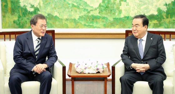 ２０１９年１０月２２日、当時の文在寅大統領が国会議長接見室で文喜相国会議長と歓談している。文議長は慰安婦問題と強制徴用解決策関連の仲裁案をまとめようと東奔西走したが無駄だった。［青瓦台写真記者団］