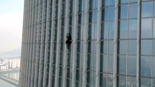 １２日午前７時４９分ごろ、松坡（ソンパ）消防署に「外国人の男がソウル松坡区ロッテワールドタワーの外壁を登っている」という通報があった。［写真＝松坡消防署］