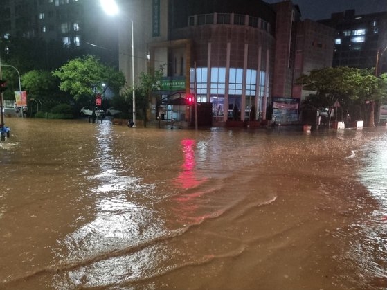 豪雨警報が発令された２７日午後、光州市西区錦湖２棟住民センター前の交差点が冠水している。　写真＝光州西部消防