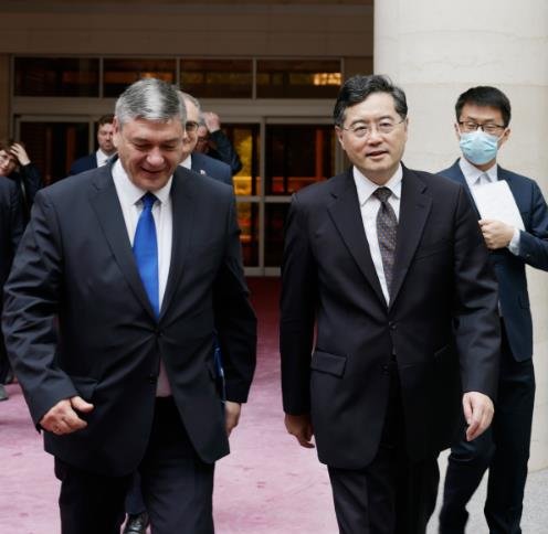 ２５日午前、ロシアのルデンコ外務次官と会った中国の泰剛外相。中国外交部は会談の事実を公開したが、「国際・地域問題について意見を交換した」とだけ明らかにした。［写真　中国外交部］