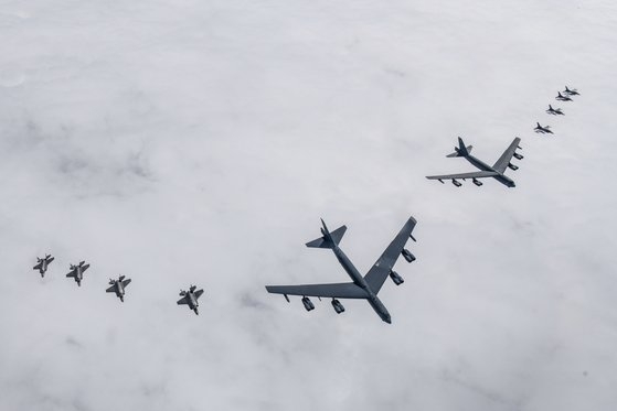 韓米空軍は今年４月１４日、韓半島上空で、韓国側からＦ－３５Ａ戦闘機、米国側からＢ－５２Ｈ戦略爆撃機、Ｆ－１６戦闘機が参加した中、連合空中訓練を実施した。　ニュース１
