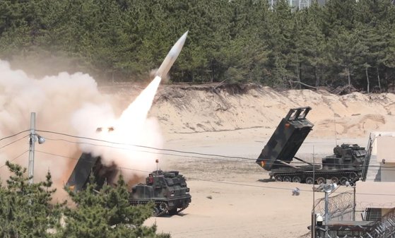 米軍のＡＴＡＣＭＳ地対地ミサイルが発射される様子。［写真　合同参謀本部］