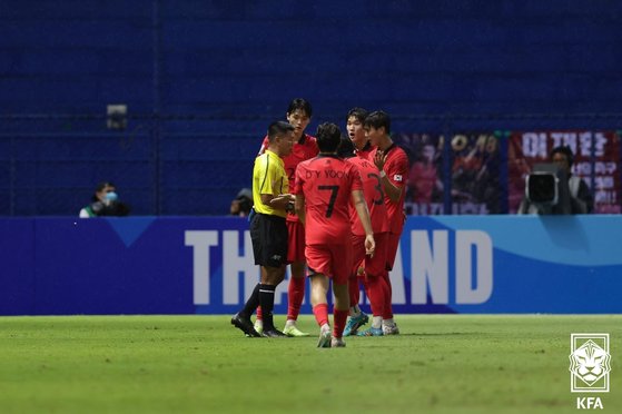 審判にアピールする韓国選手　［写真＝大韓サッカー協会］