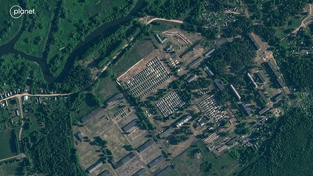 商業衛星会社が撮影したベラルーシ軍基地に設置された３００余りのテント　［写真ＡＰ＝聯合ニュース］