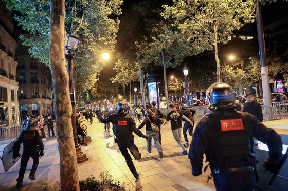 暴力デモ参加者を追撃するフランスの戦闘警察。［写真　ロイター＝聯合ニュース］