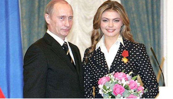 プーチン大統領（左）と彼の恋人として知られるアリーナ・カバエワ氏。［ツイッター　キャプチャー］