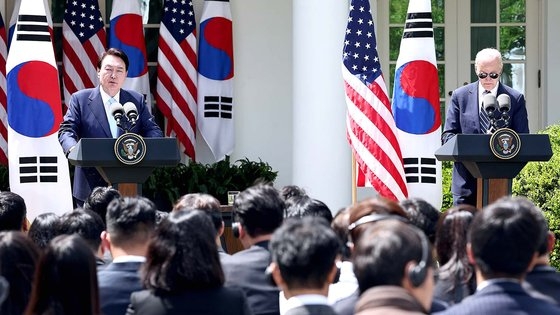 尹錫悦大統領とバイデン米大統領が４月２６日に会談を終えホワイトハウスのローズガーデンで共同記者会見をしている。カン・ジョンヒョン記者