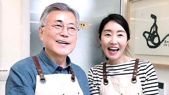 文在寅（ムン・ジェイン）前大統領が運営する「平山書房」側がインスタグラムに１日に公開した写真。右は姜仙祐（カン・ソンウ）共に民主党議員。　［平山書房　インスタグラム　キャプチャー」