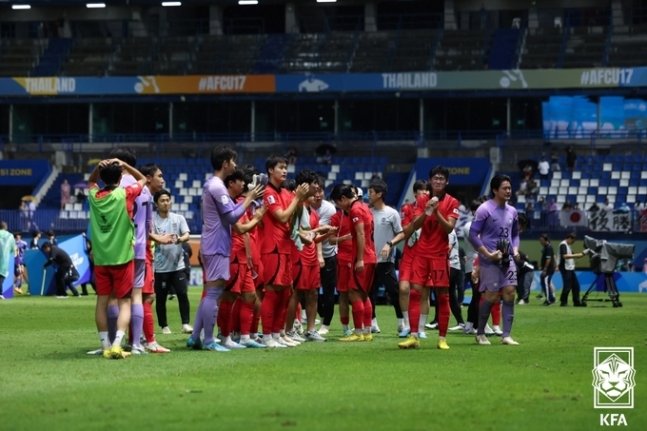 Ｕ１７アジアカップ決勝の韓日戦に敗れた後の韓国代表チーム。［写真　大韓サッカー協会］