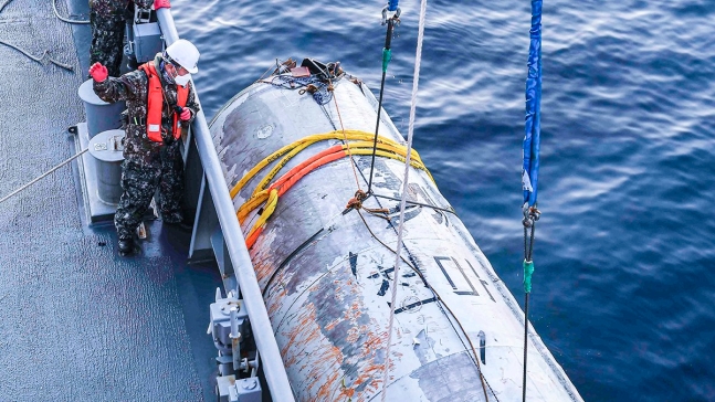 先月１６日に海底から引き揚げられた北朝鮮の発射体の一部　写真＝韓国軍合同参謀本部